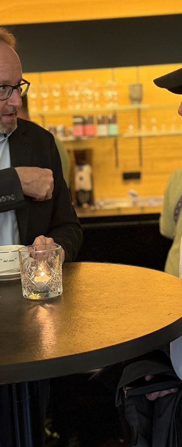 Mehrere personen am Apero die es lustig haben